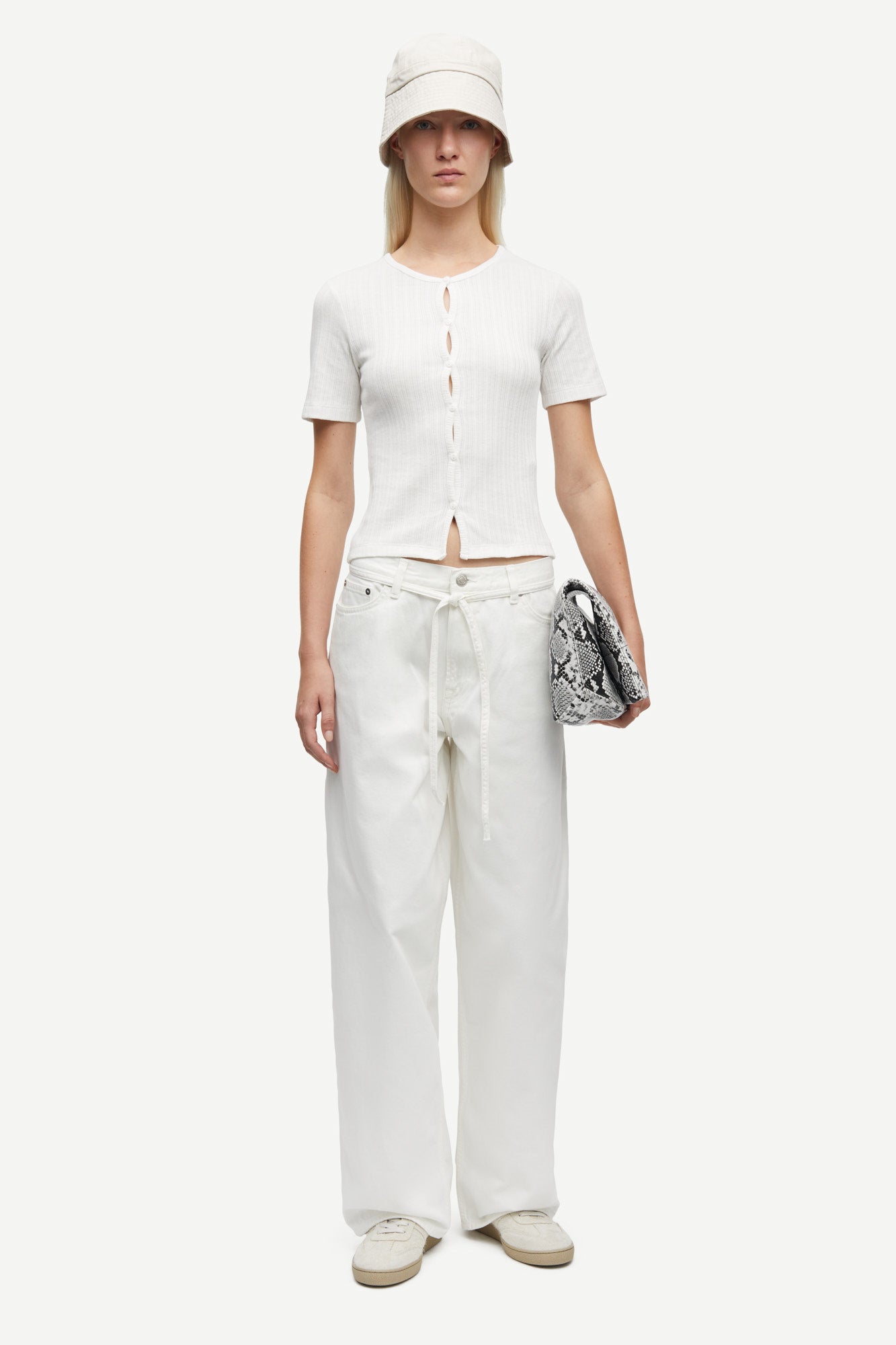 Sajuni short sleeved cardi in white
