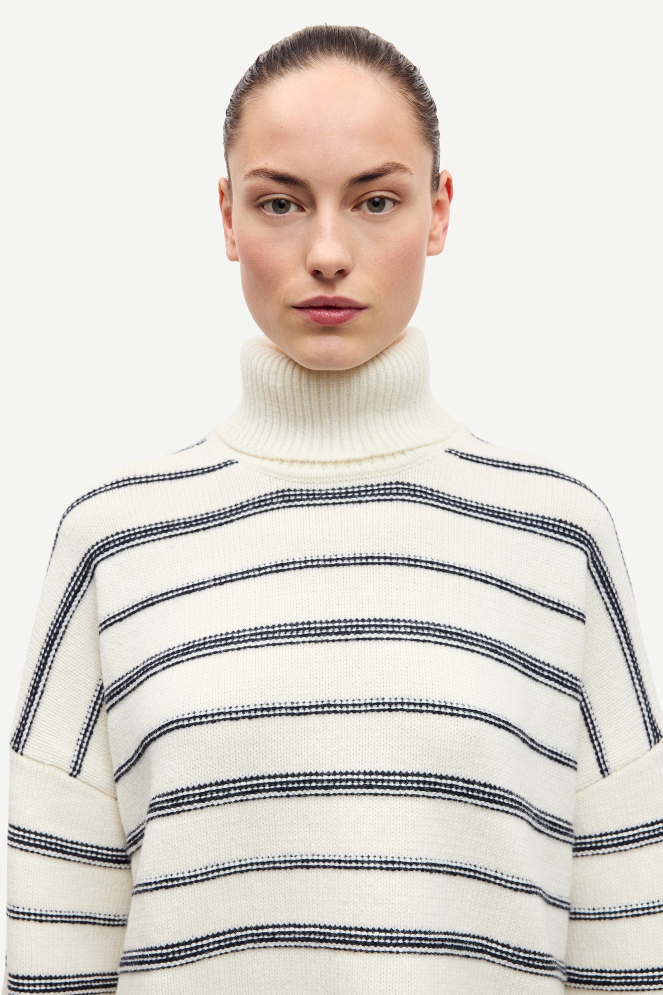 Sakeiku turtleneck in clear cream striped