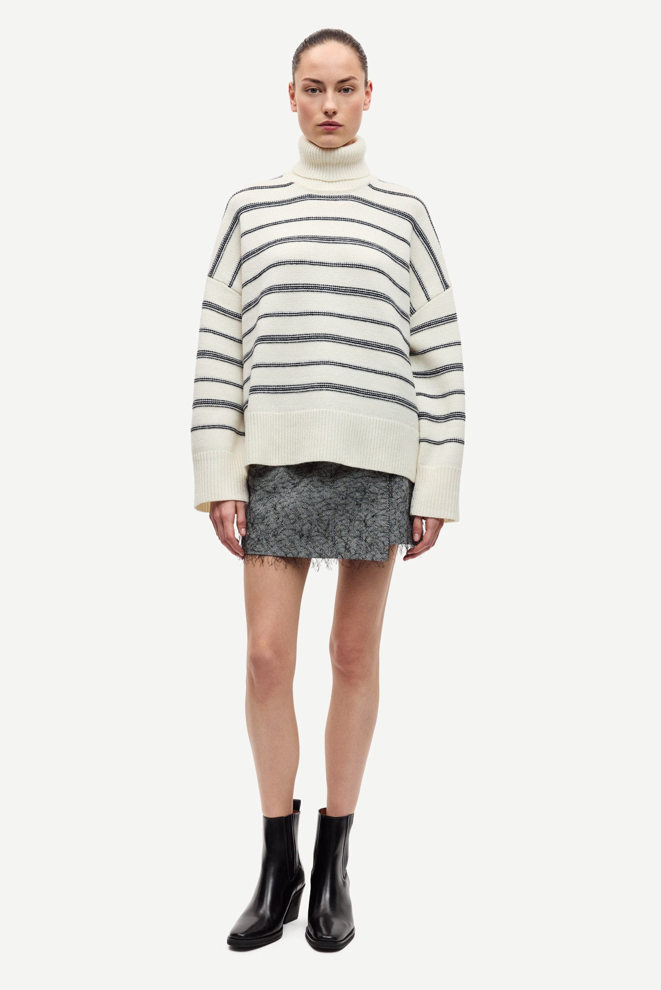 Sakeiku turtleneck in clear cream striped