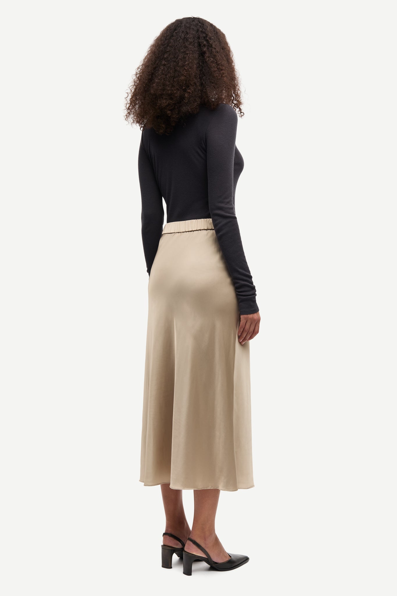 Silky trapezoid skirt in aluminium
