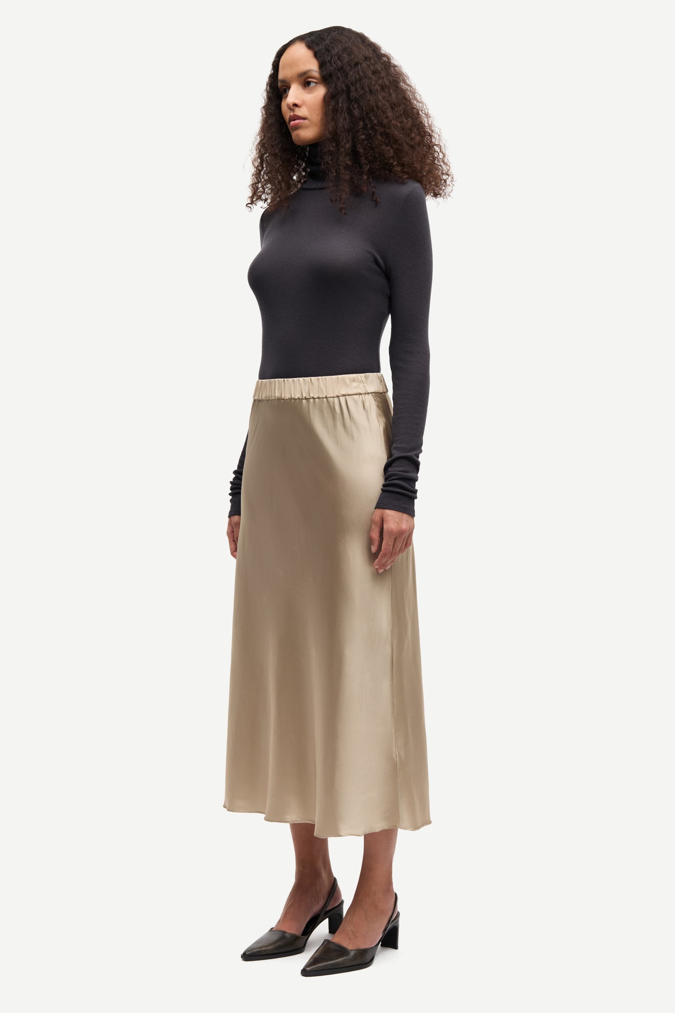 Silky trapezoid skirt in aluminium