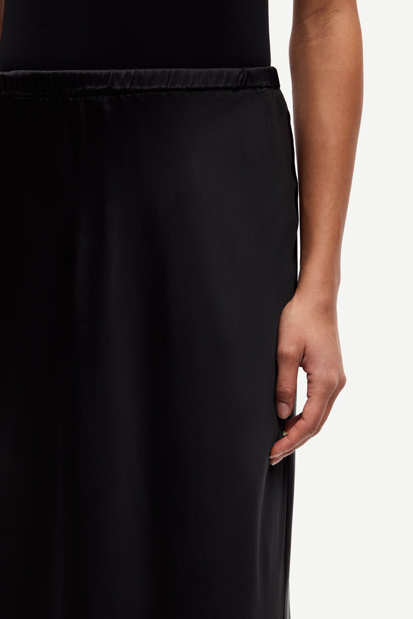 Silky trapezoid skirt in black