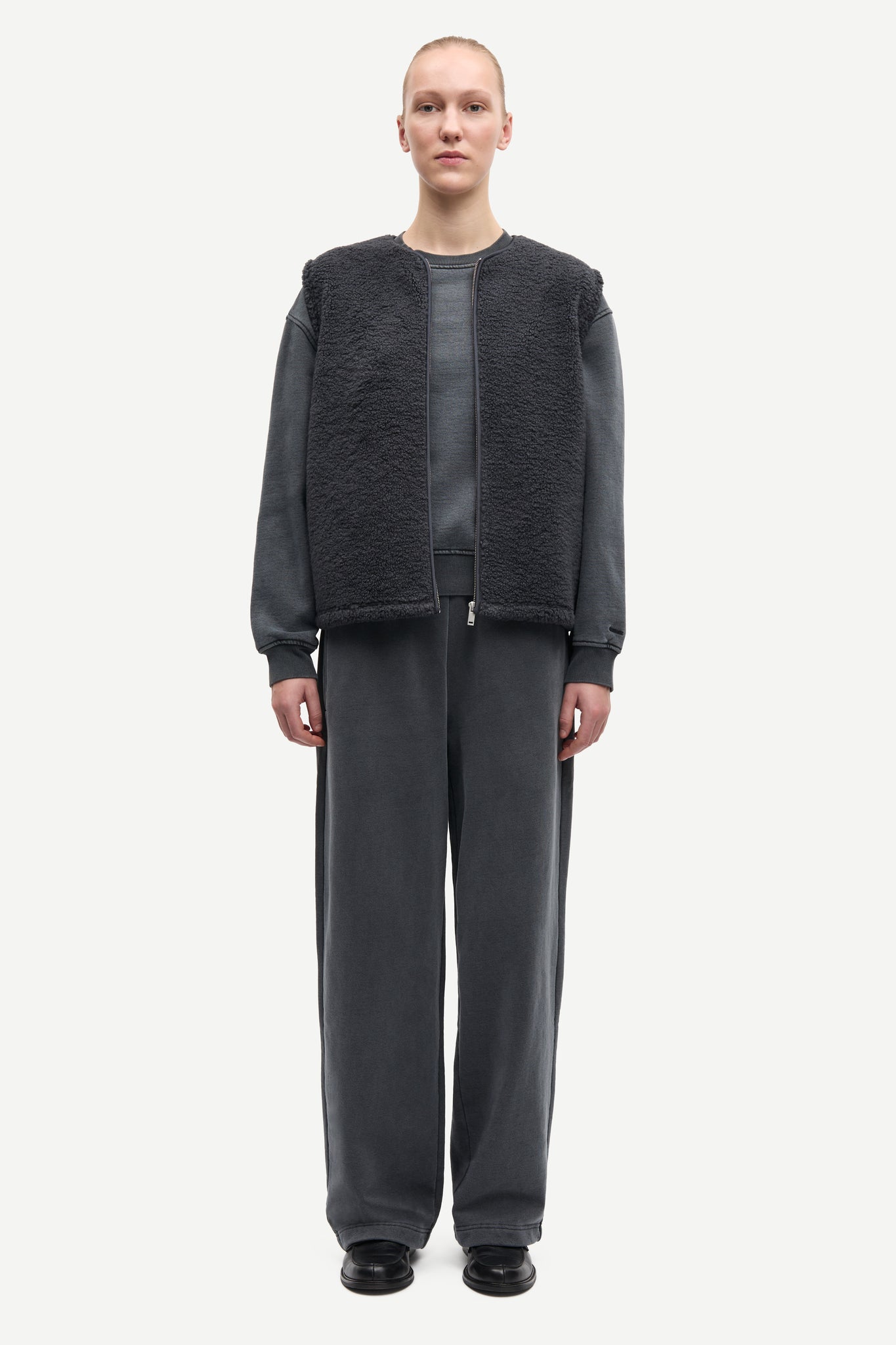 Sauutumns vest in charcoal art