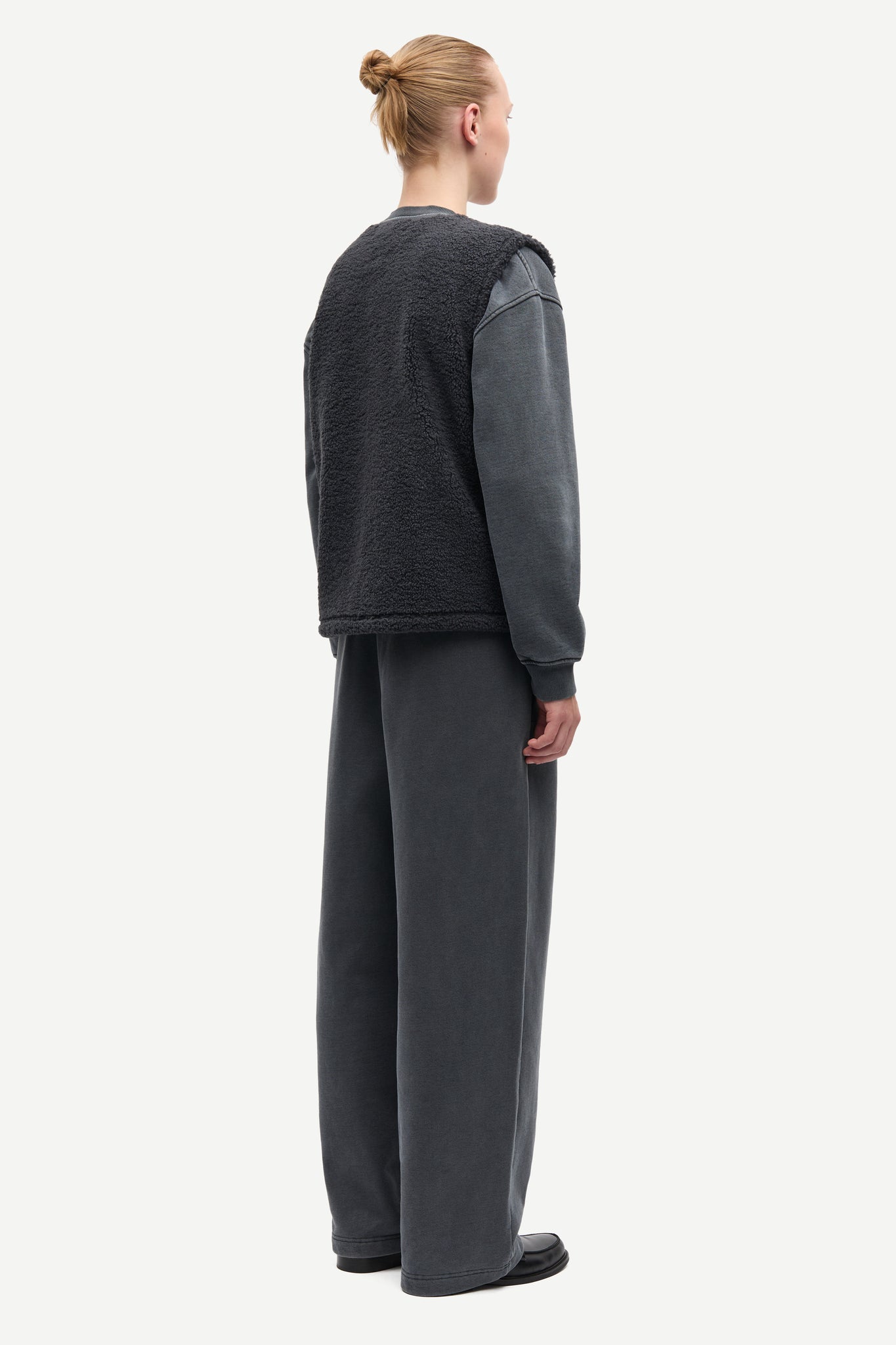 Sauutumns vest in charcoal art