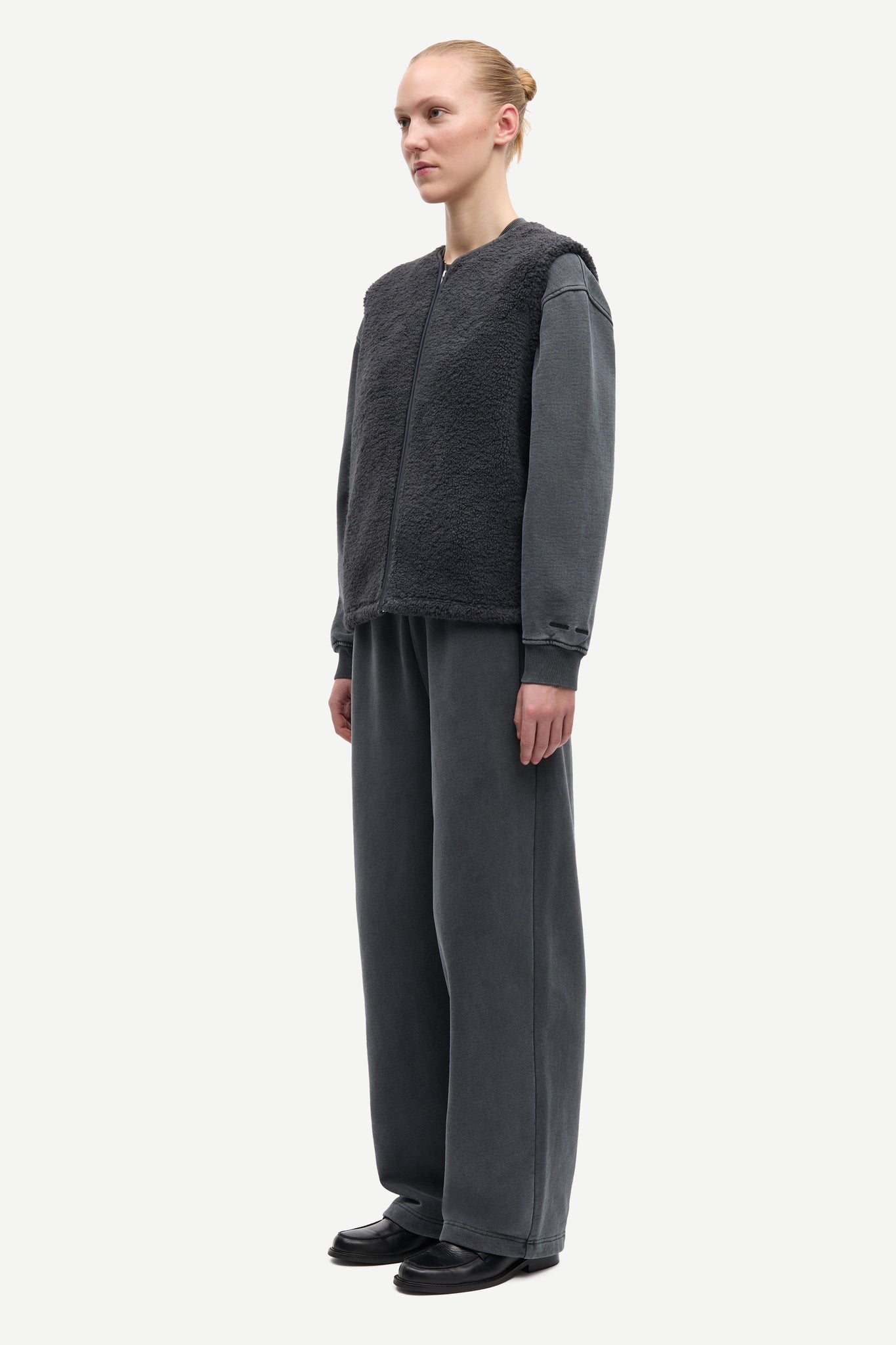 Sauutumns vest in charcoal art