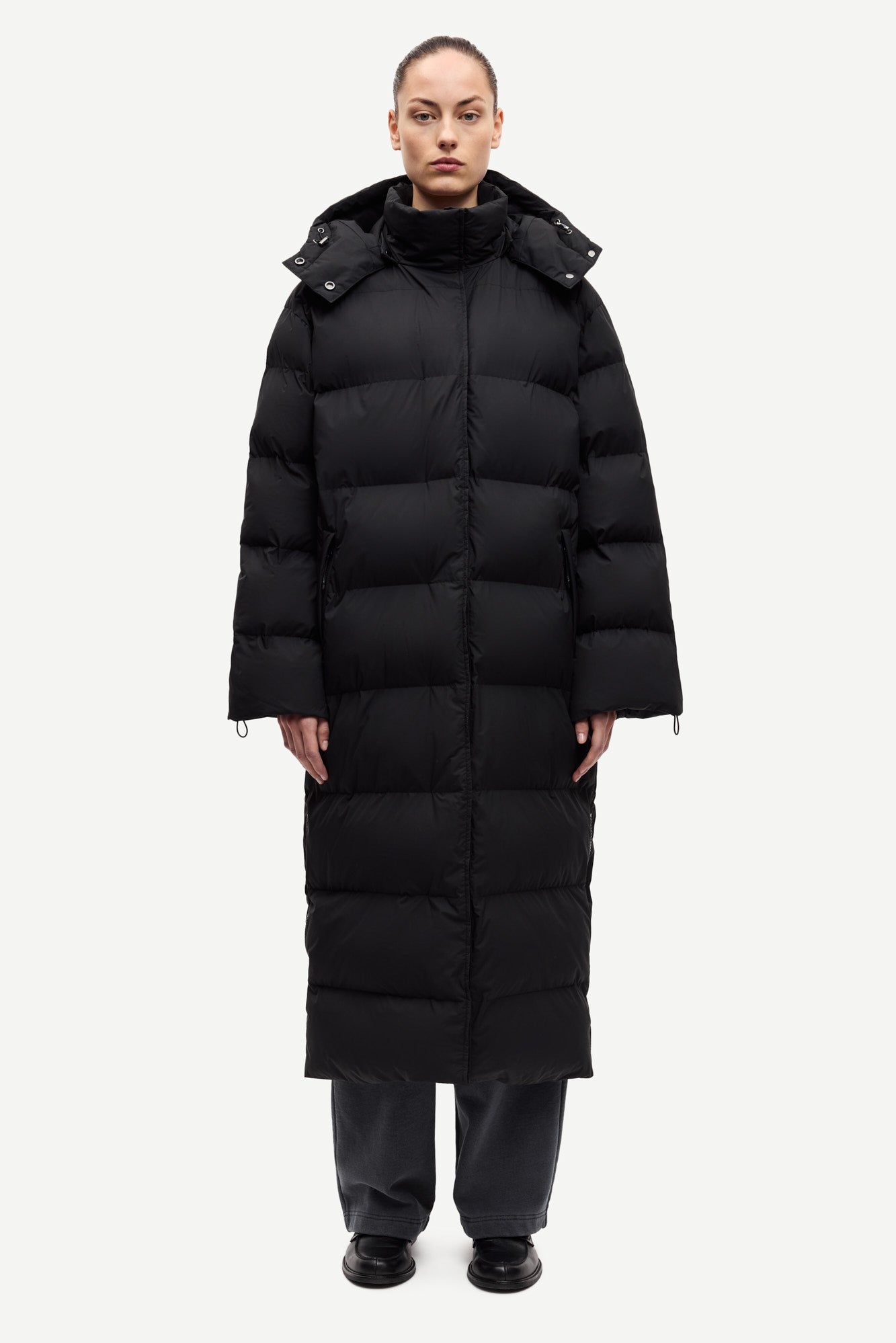Sahanadi puffer coat in black