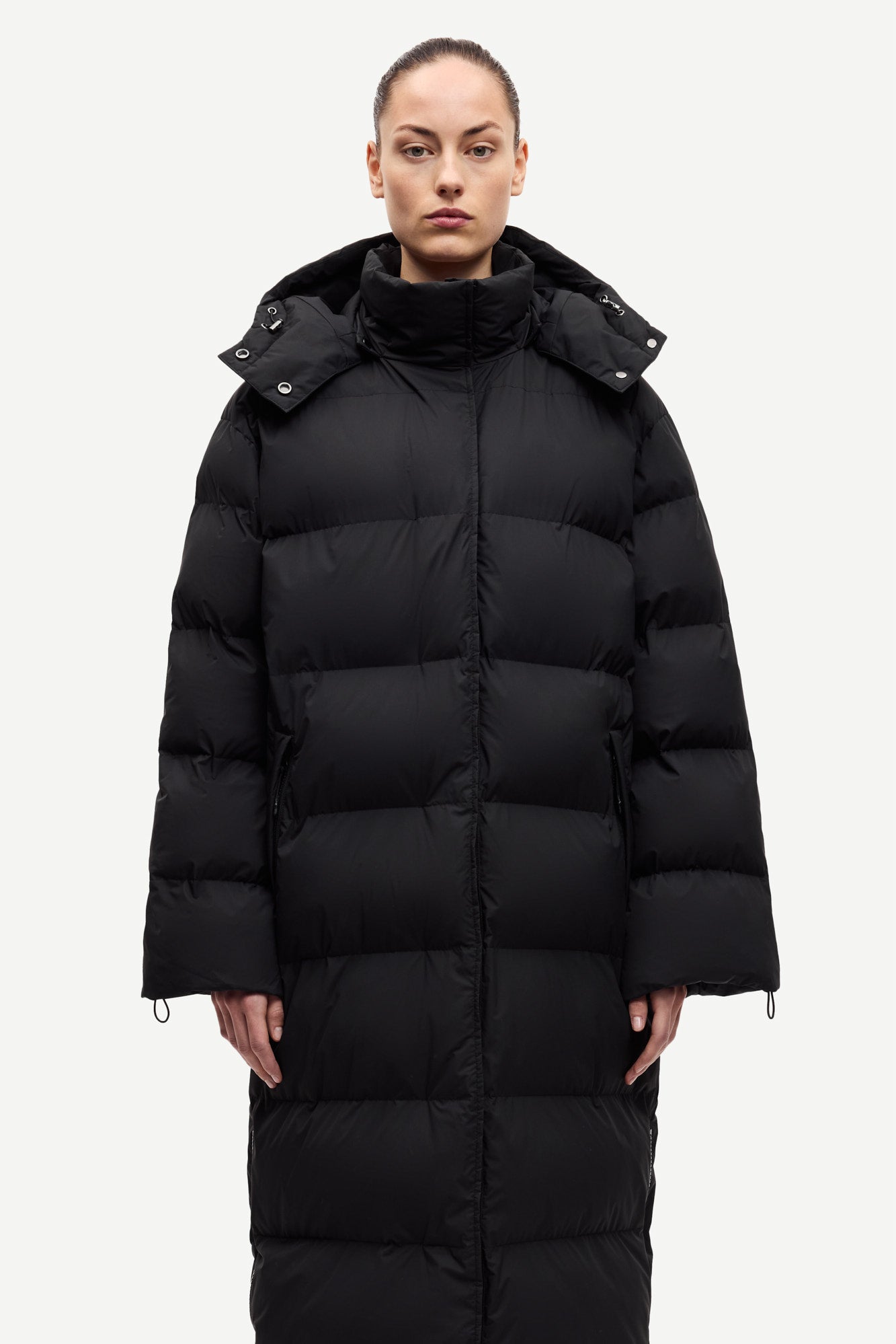 Sahanadi puffer coat in black