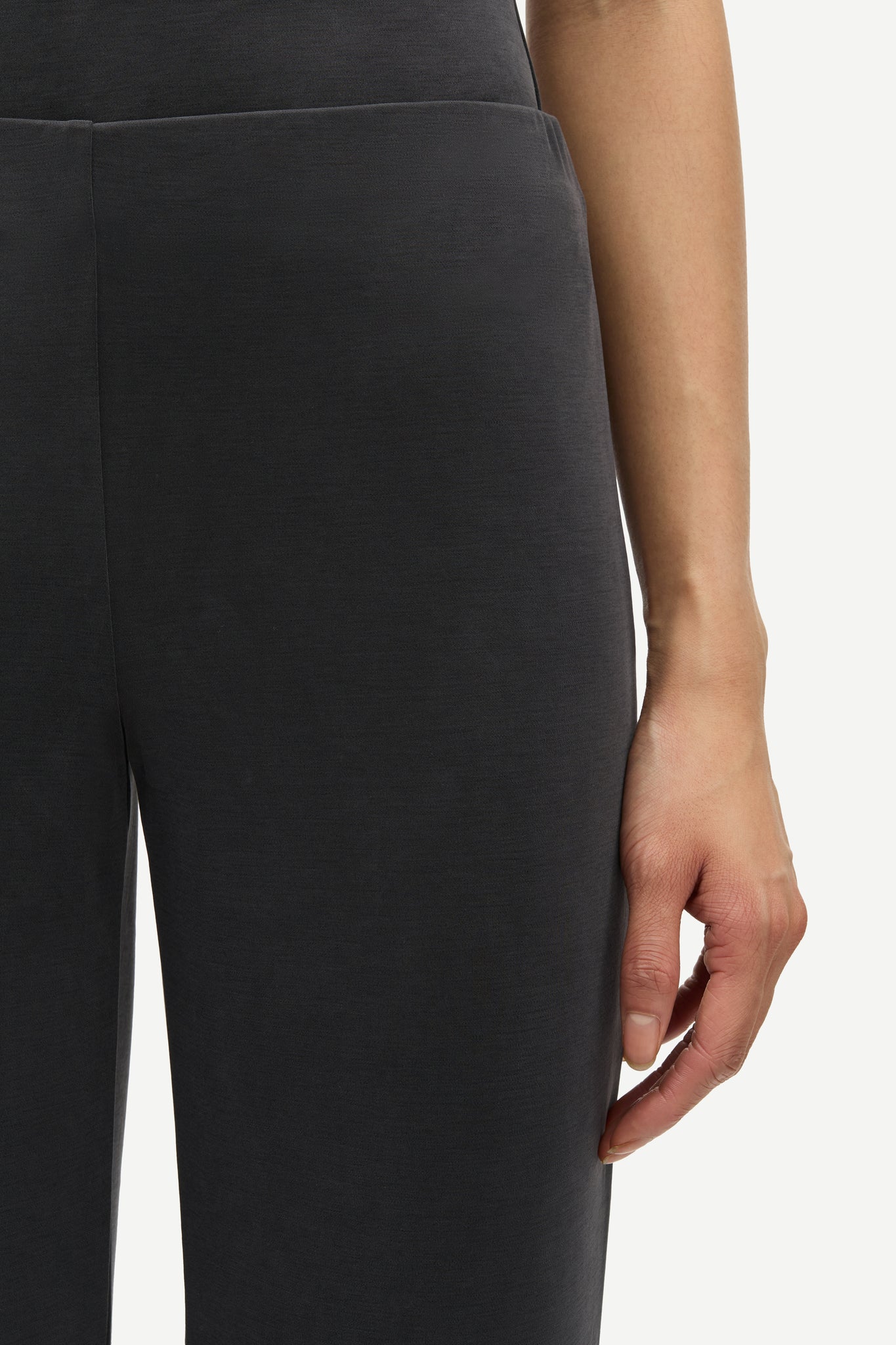 Sasus trousers in black