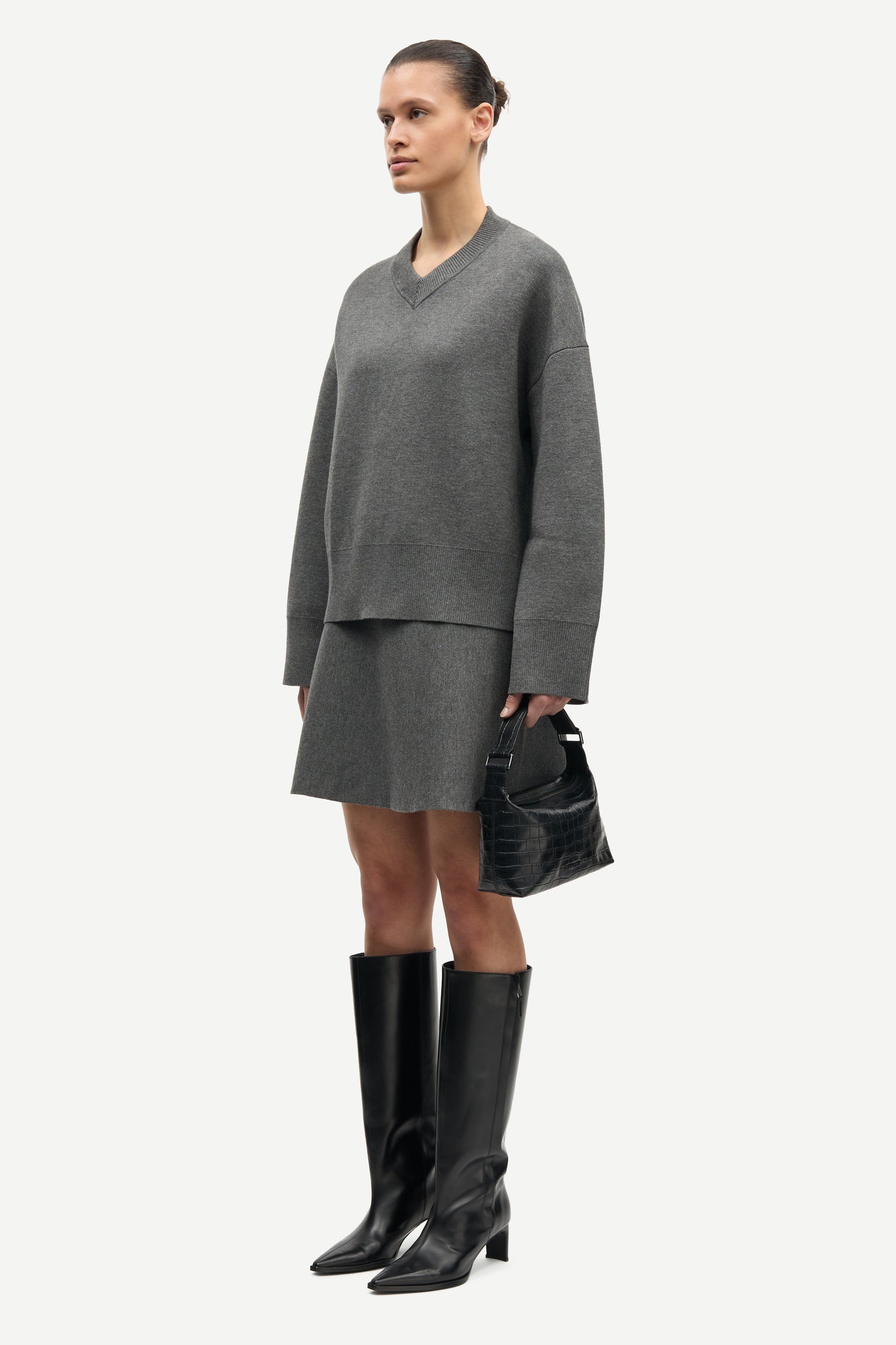 Salula v-neck in dark grey