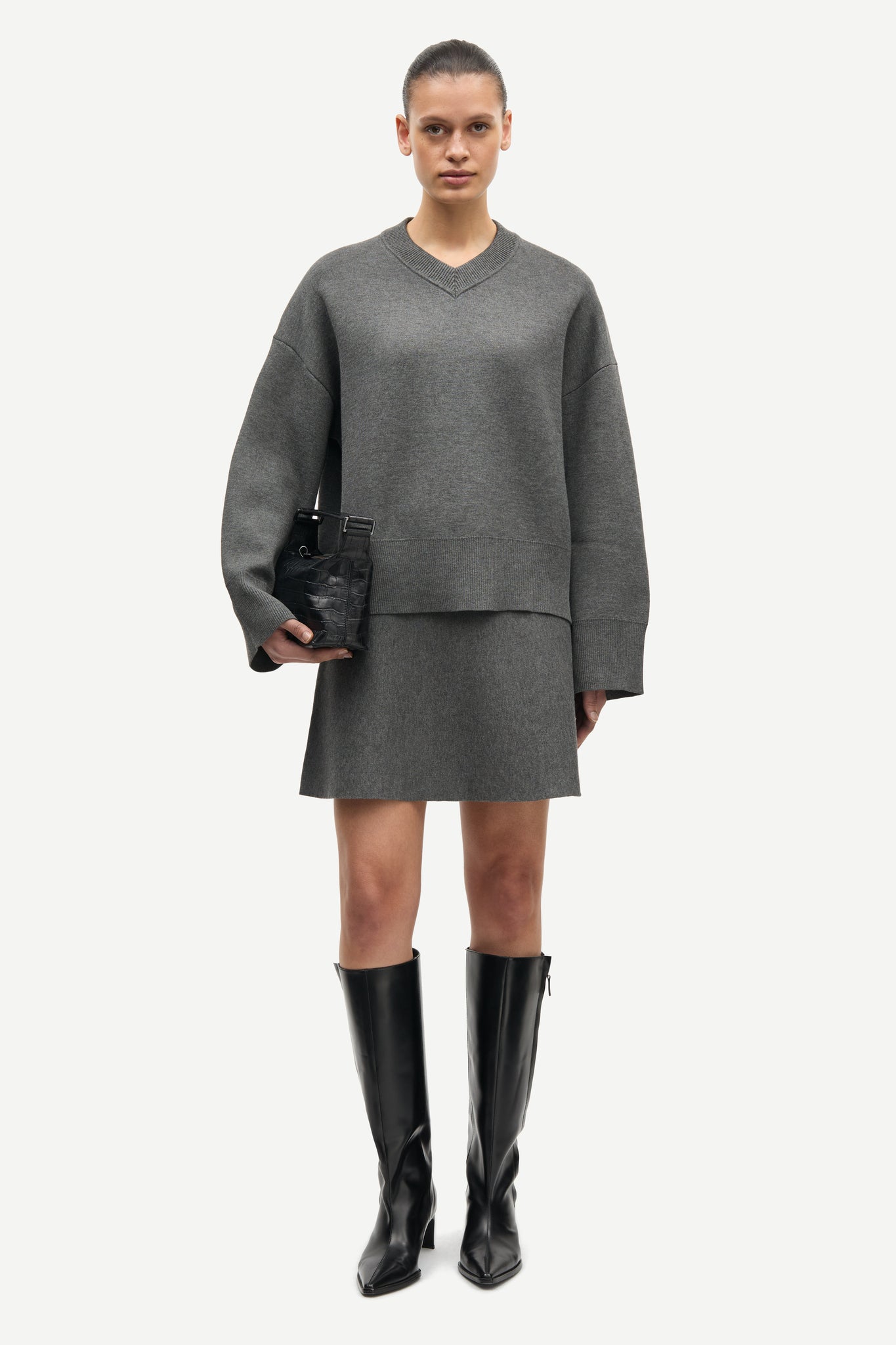 Salula v-neck in dark grey