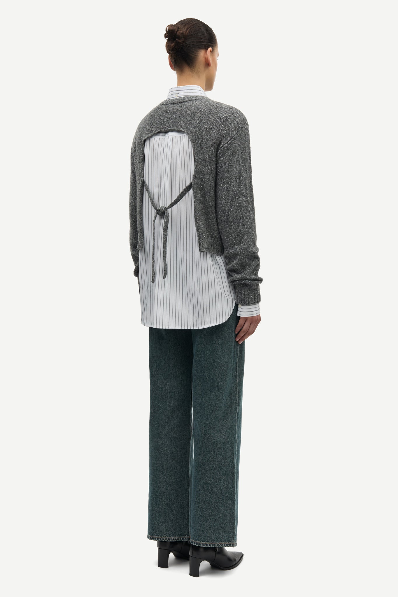 Salois sweater in dark grey mel.