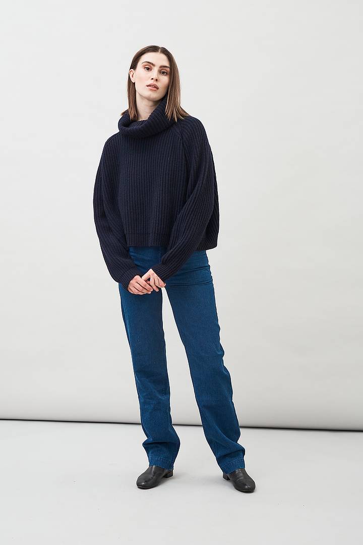 WOOL ROLL NECK RIBBED SWEATER IN NAVY BLUE