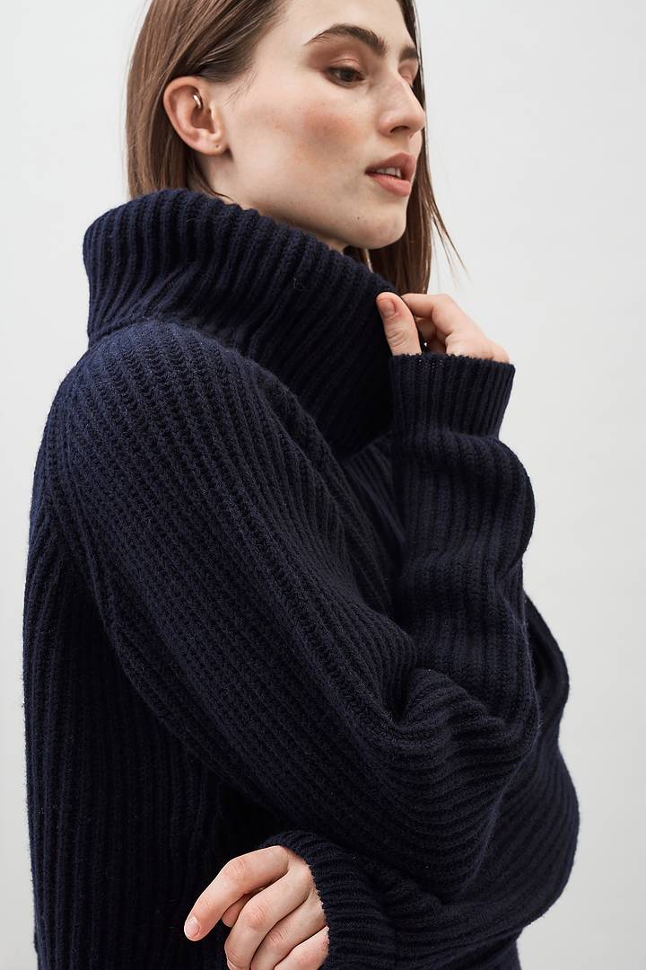 WOOL ROLL NECK RIBBED SWEATER IN NAVY BLUE