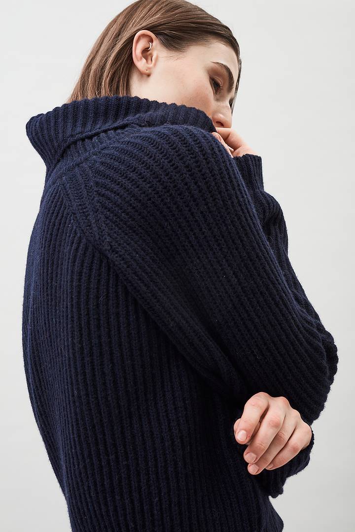 WOOL ROLL NECK RIBBED SWEATER IN NAVY BLUE