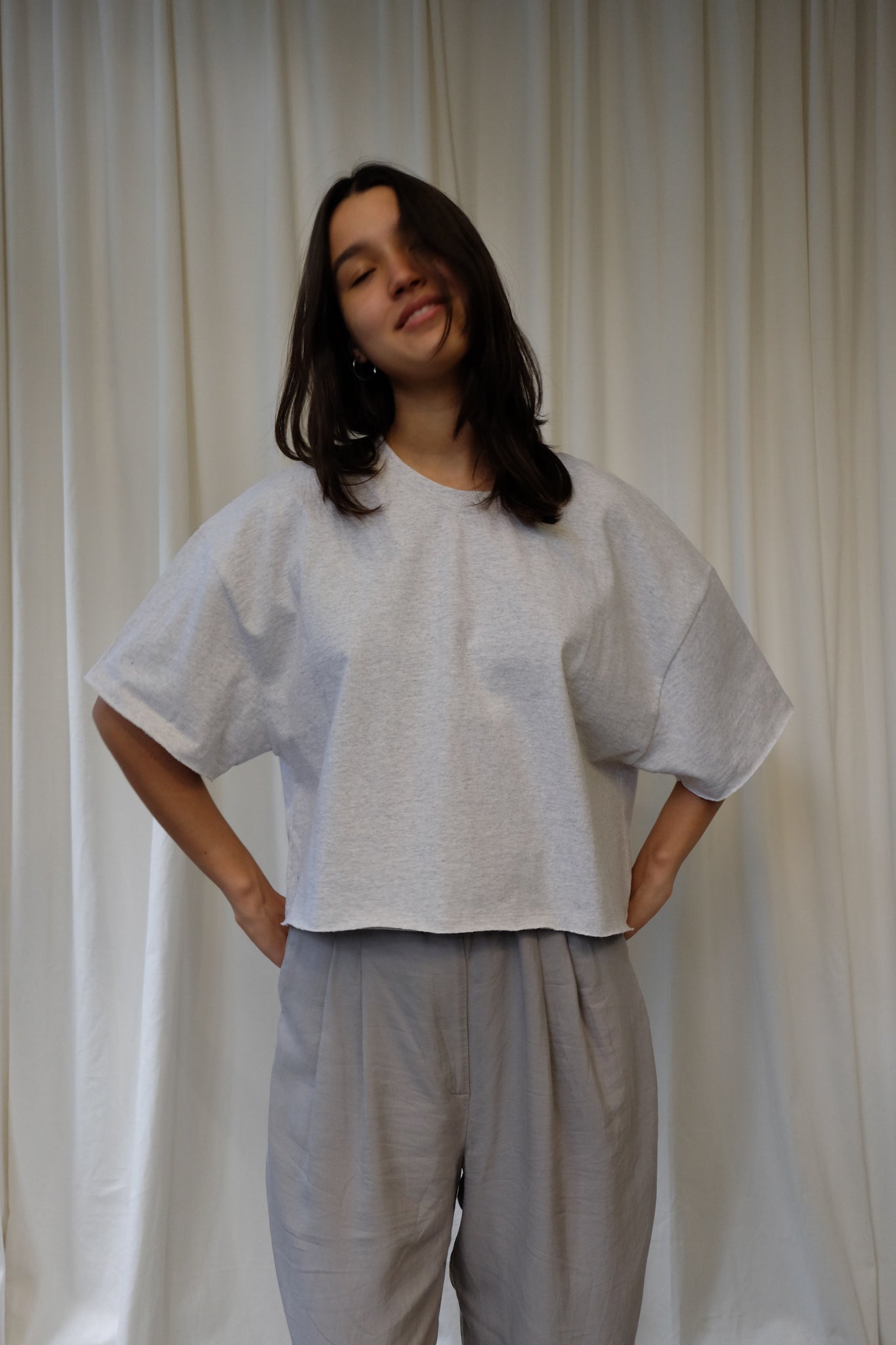 CROPPED HEAVY COTTON SWEATER SHIRT IN WHITE GREY MELANGE