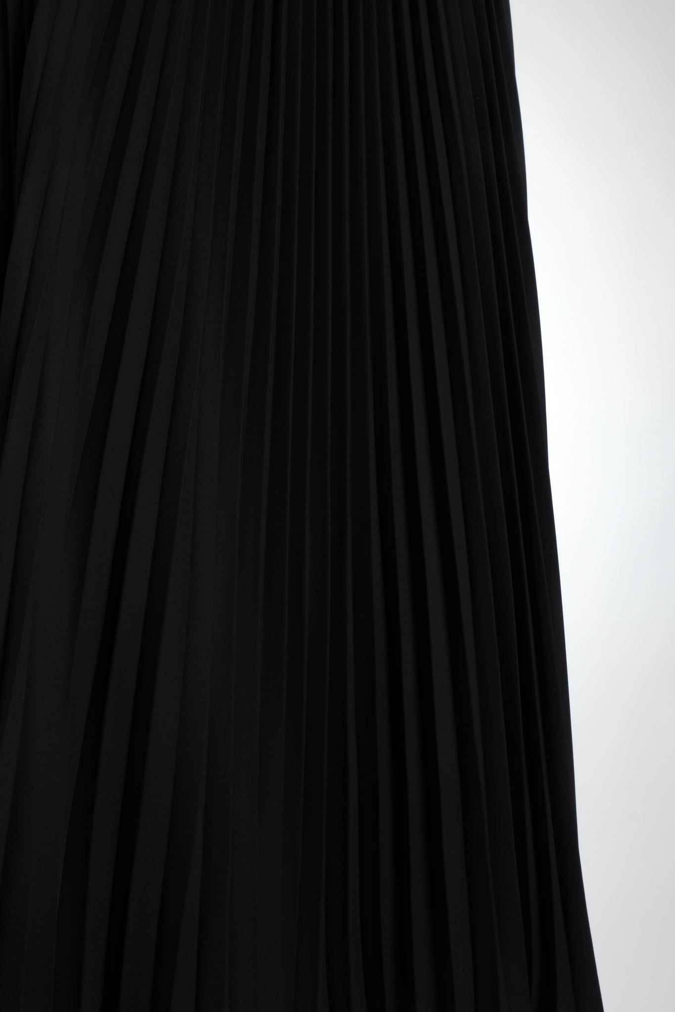 PLEATED MAXI SKIRT IN BLACK