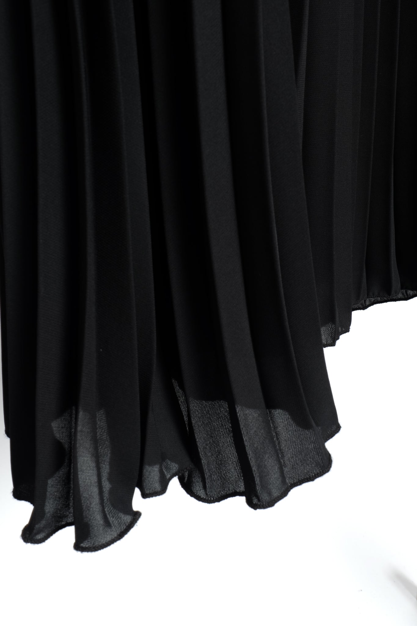 PLEATED MAXI SKIRT IN BLACK