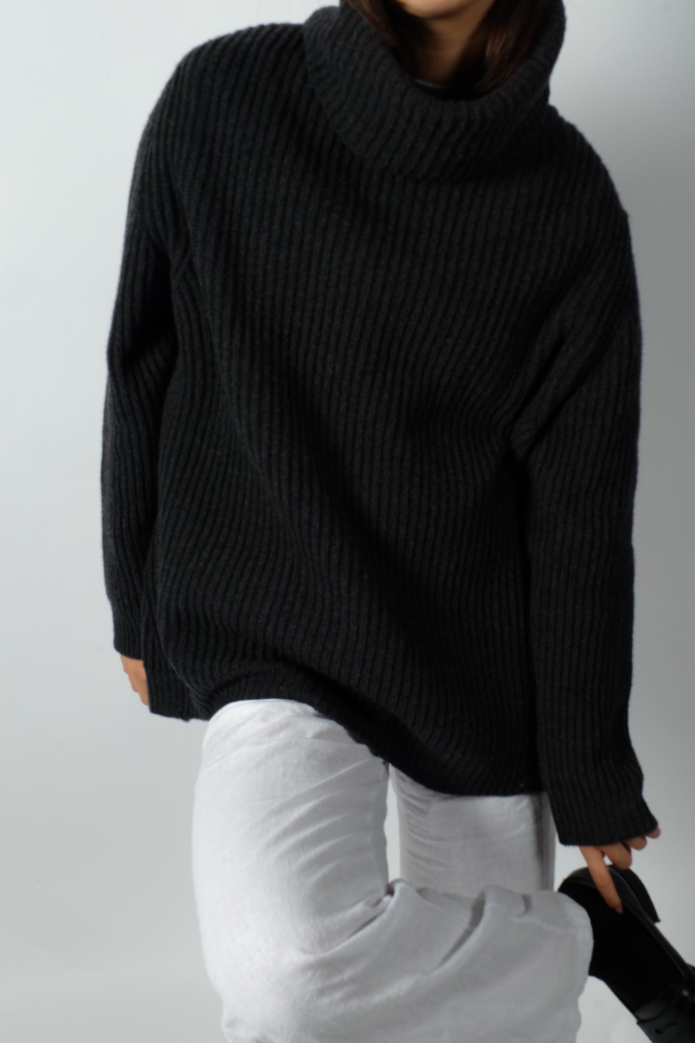 OVERSIZED RIBBED TURTLENECK KNITTED SWEATER IN CHARCOAL