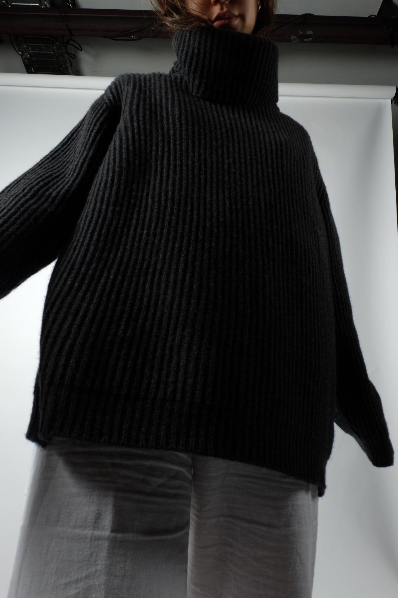 OVERSIZED RIBBED TURTLENECK KNITTED SWEATER IN CHARCOAL