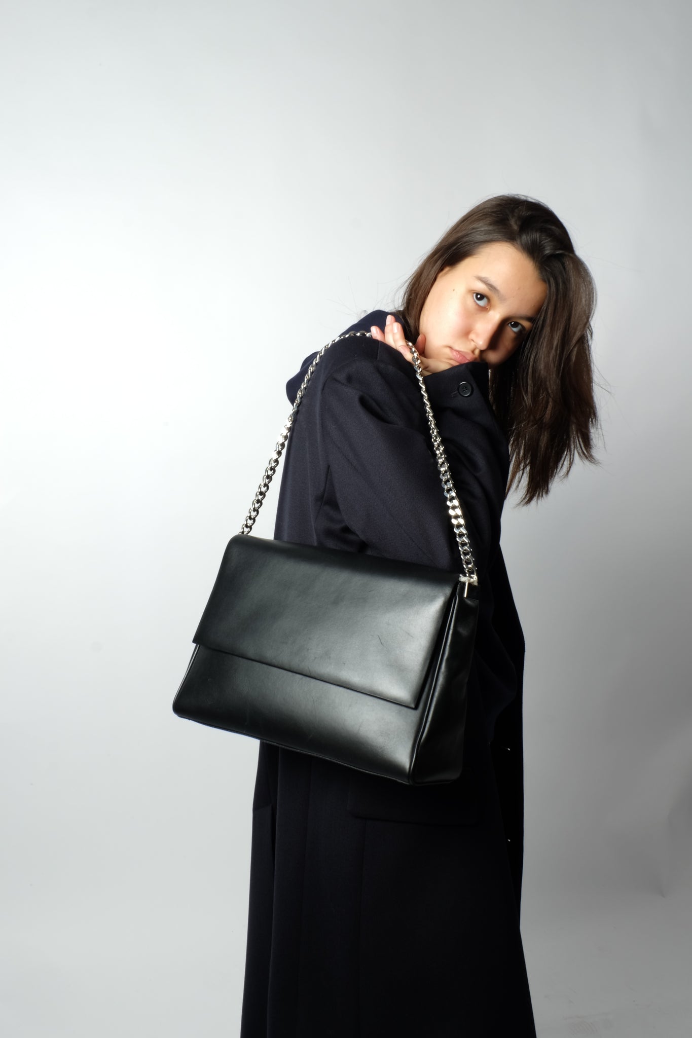 CHAIN BAG IN BLACK PATENT LEATHER
