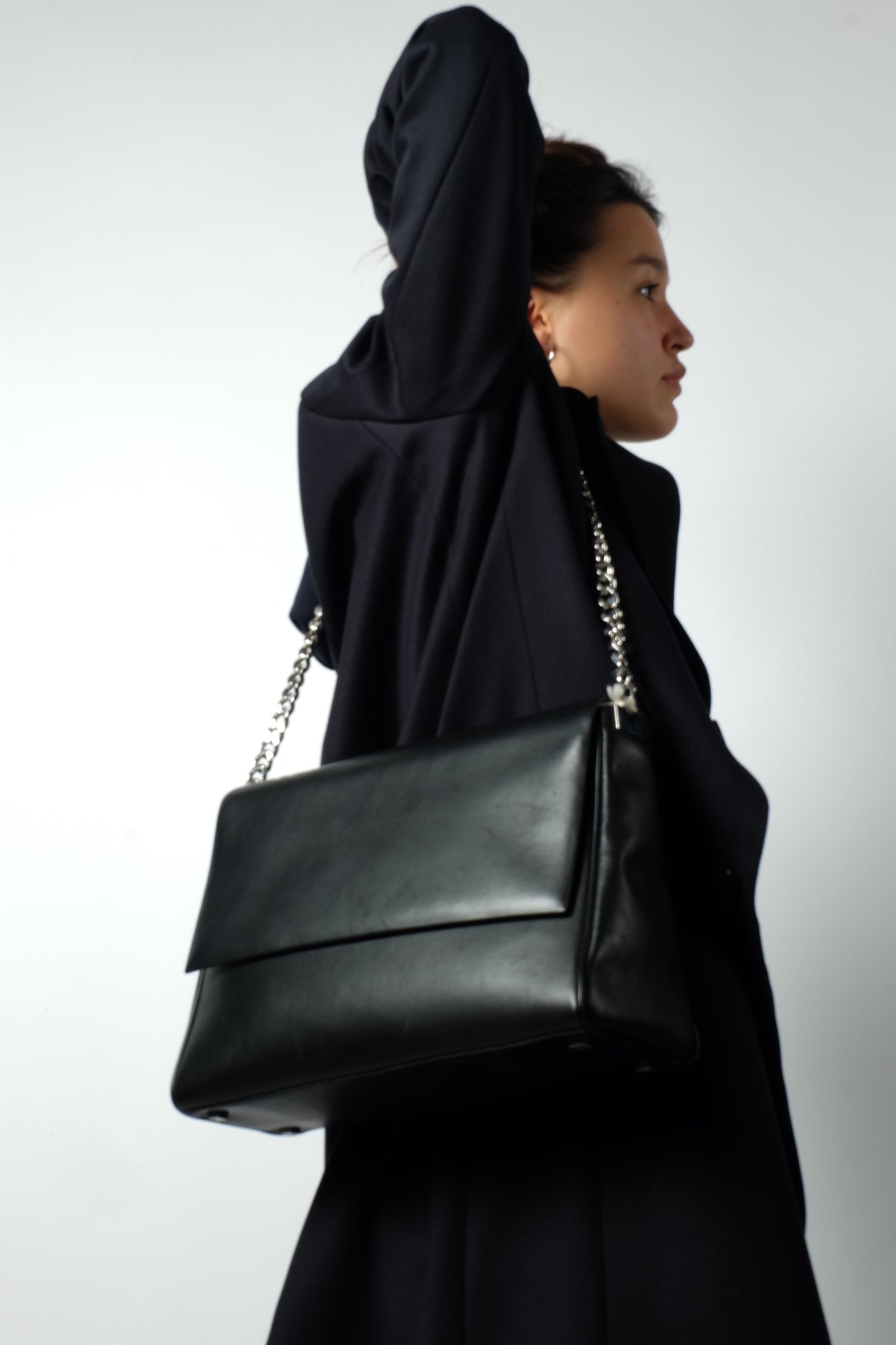 CHAIN BAG IN BLACK PATENT LEATHER