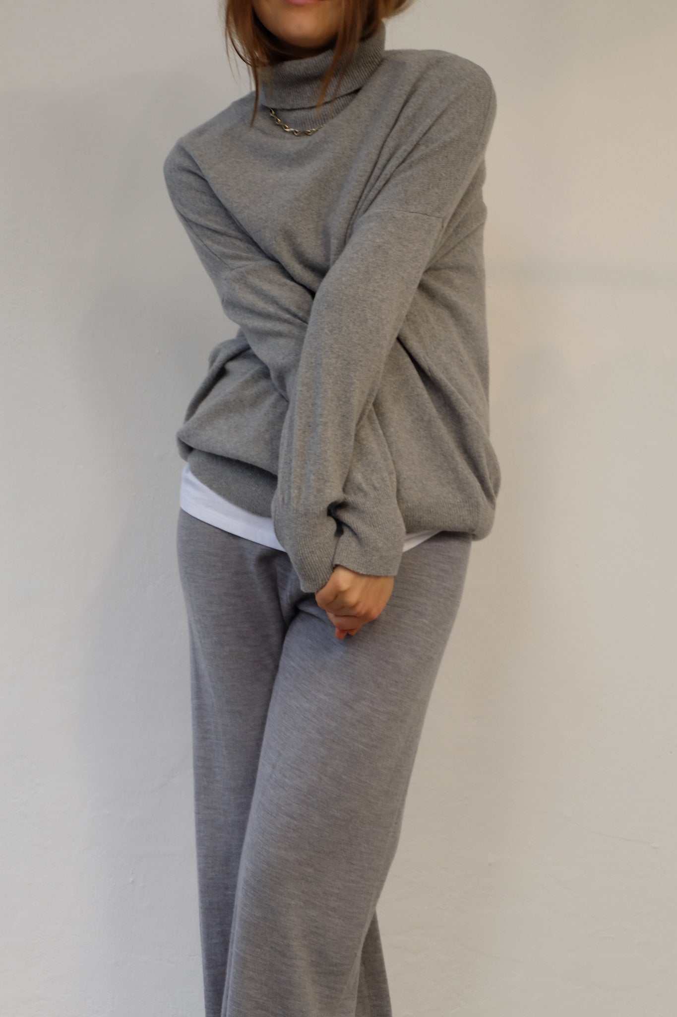 RECYCLED CASHMERE TURTLENECK IN GREY