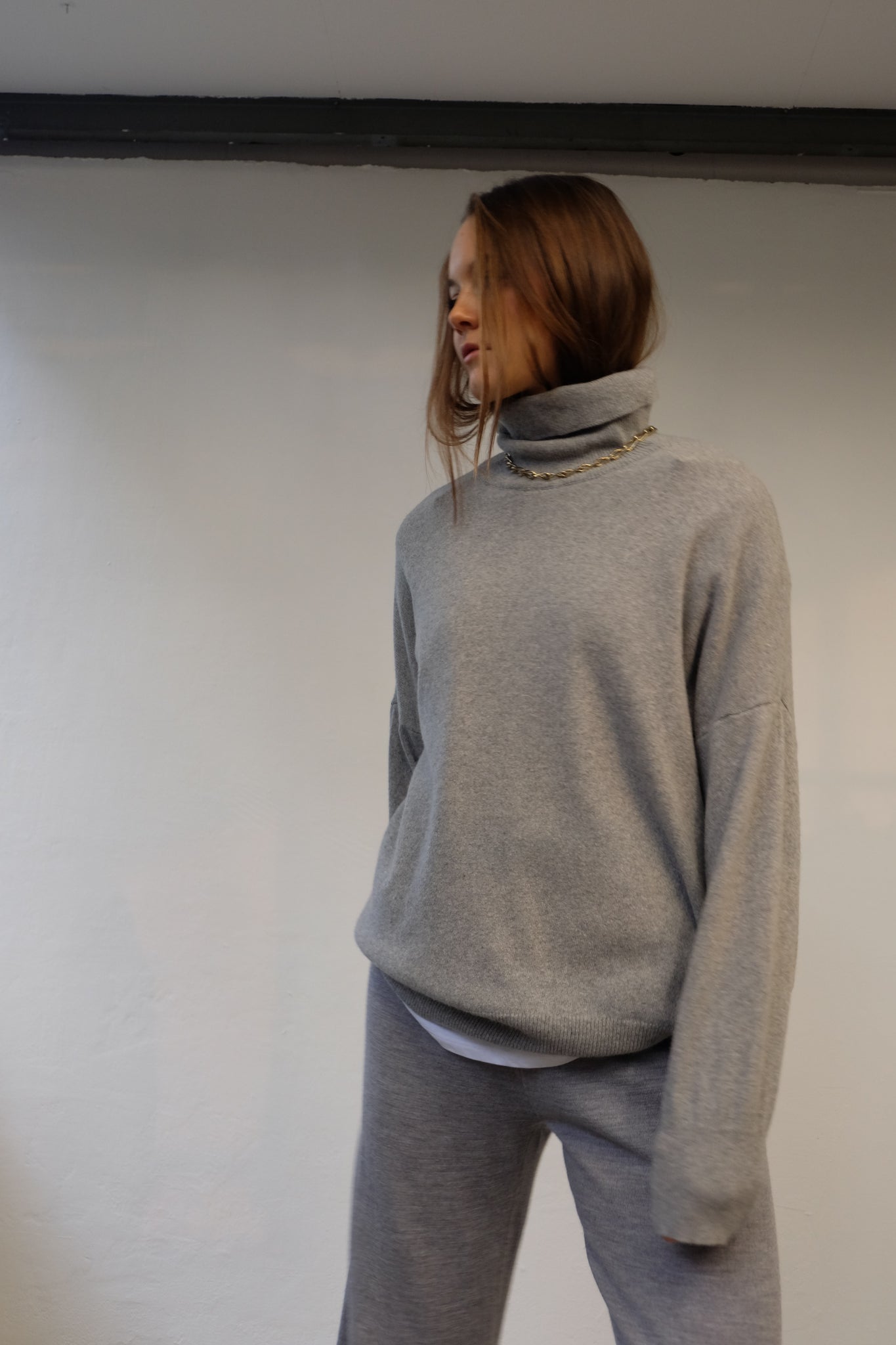 RECYCLED CASHMERE TURTLENECK IN GREY