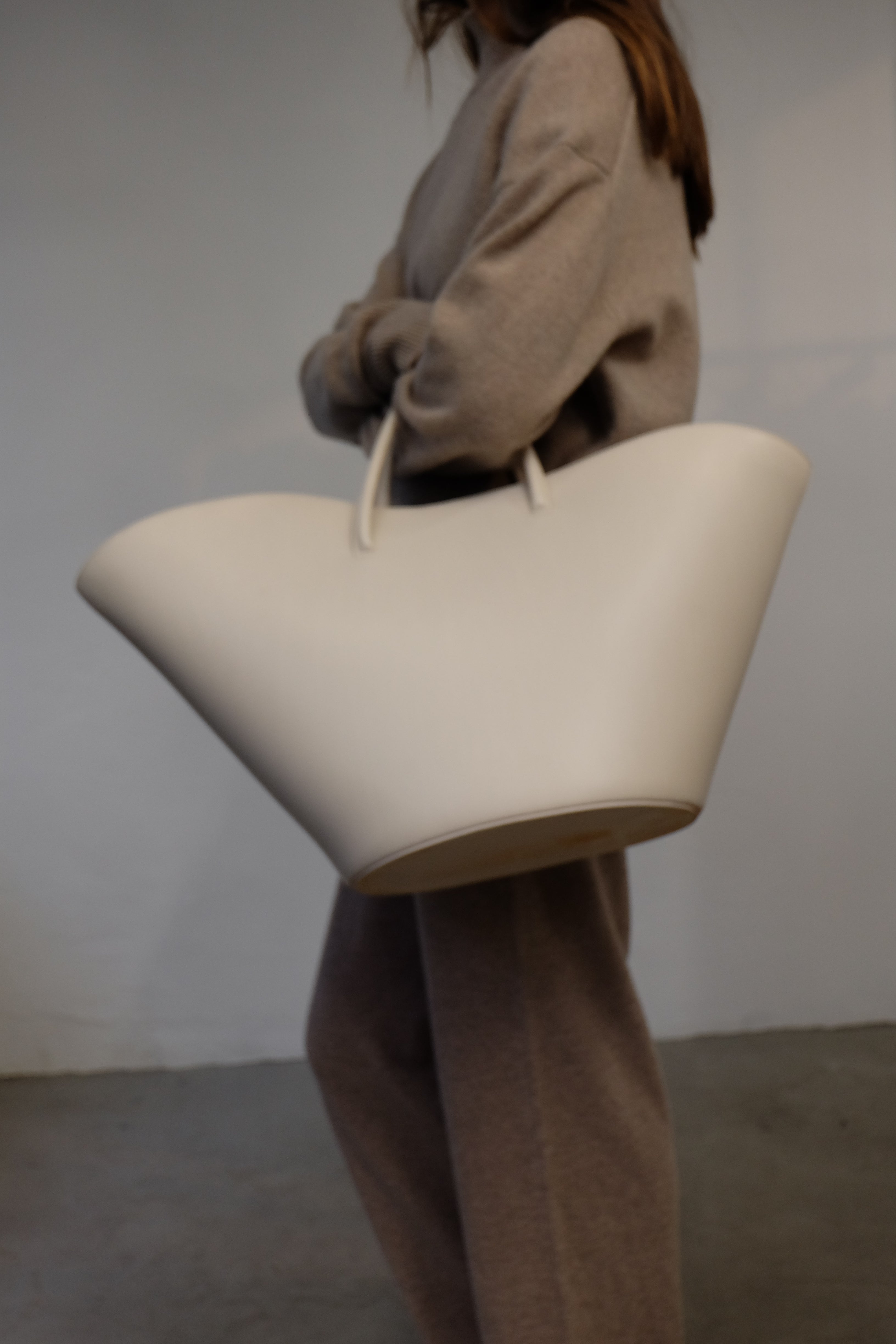 TULIP TOTE LARGE IN WHITE BY LITTLE LIFFNER – BEYOND STUDIOS