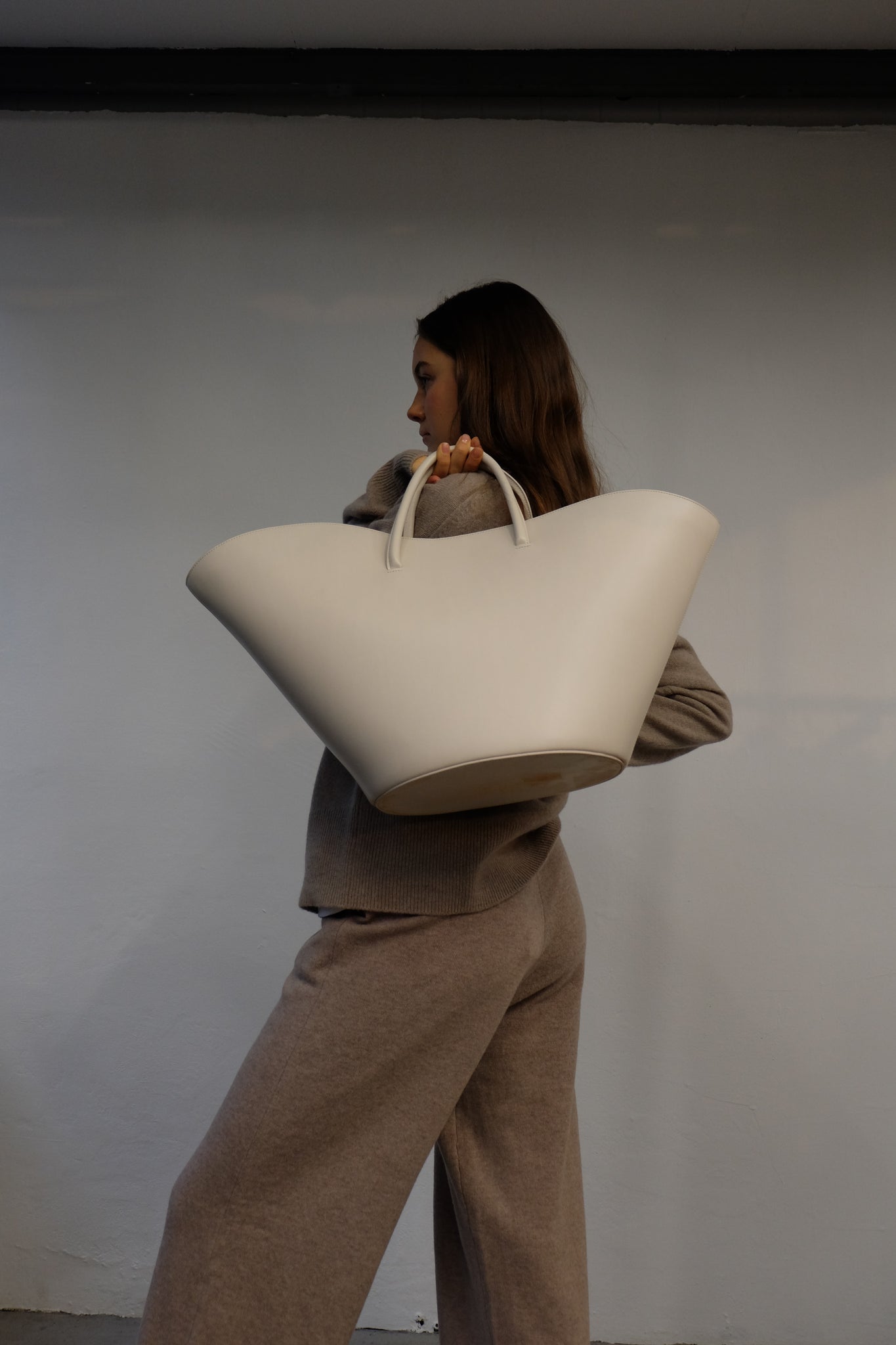 TULIP TOTE LARGE IN WHITE BY LITTLE LIFFNER