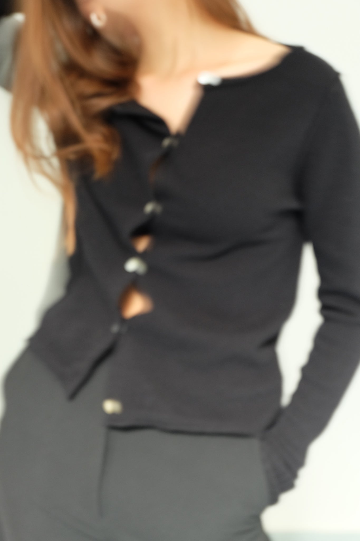 PEARL BUTTONED SHORT CARDIGAN IN NOIR