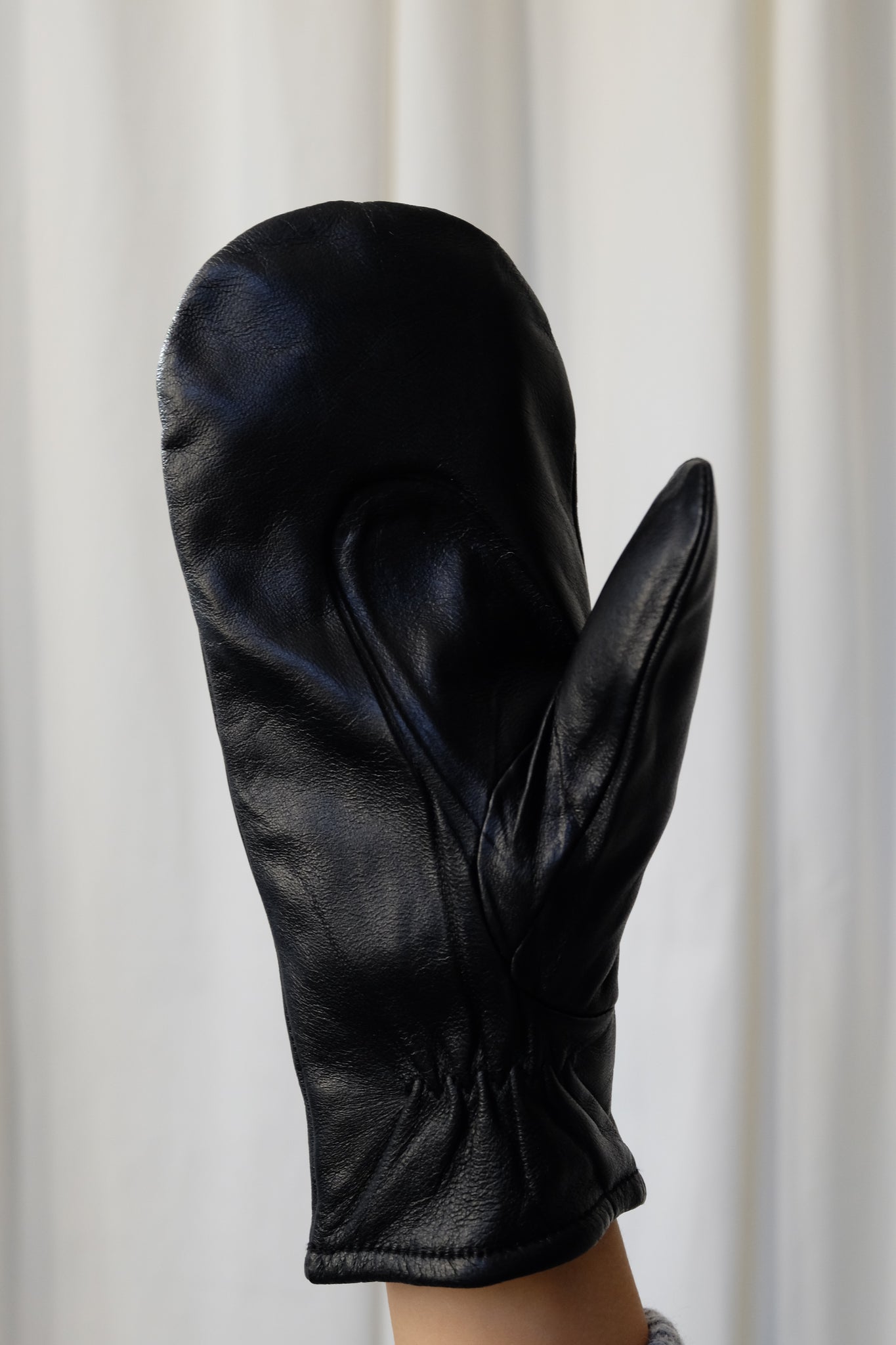 LEATHER GLOVES IN BLACK