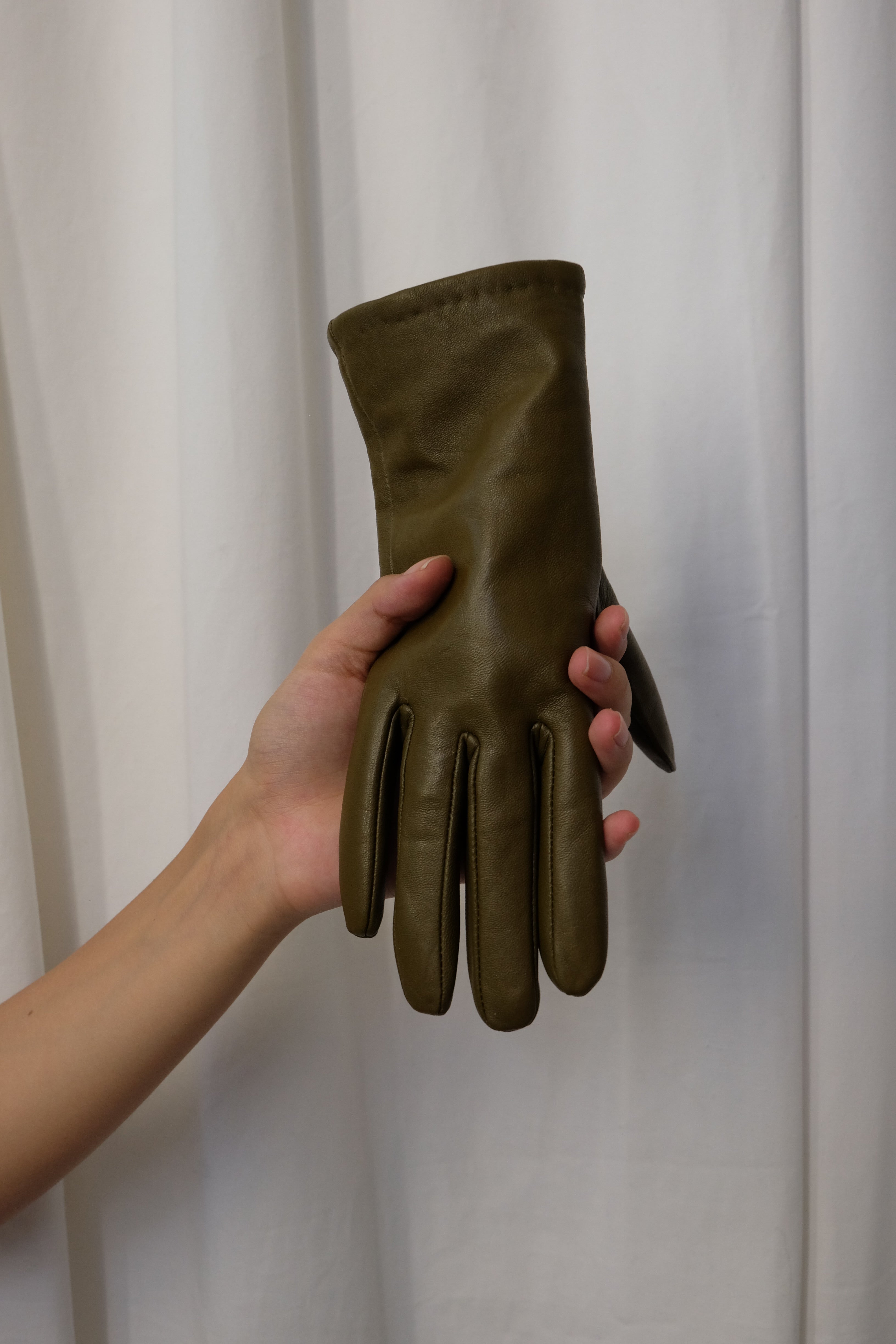 LINED LEATHER GLOVES IN OLIVE GREEN – BEYOND STUDIOS