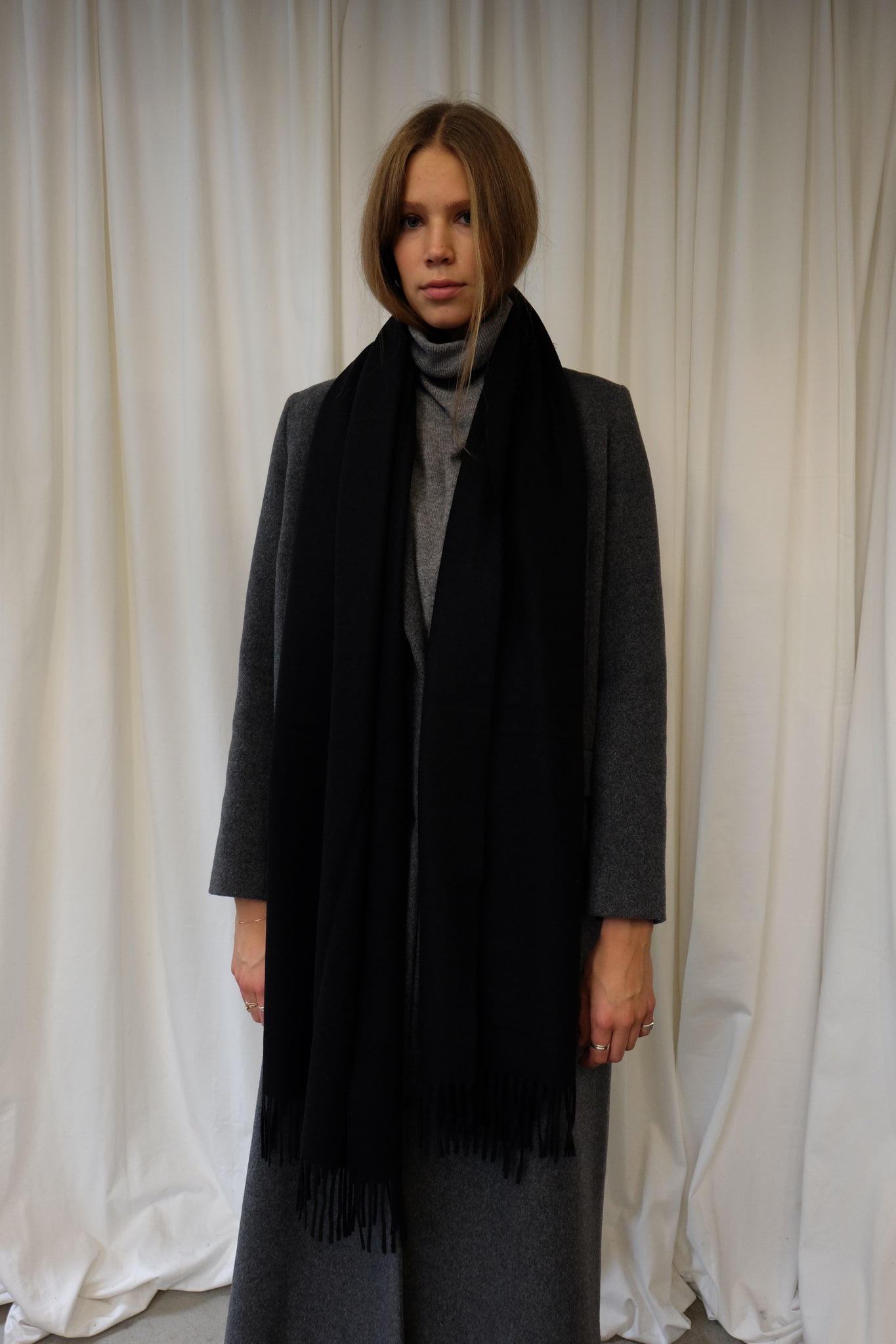 CASHMERE WOOL MAXI SCARF IN BLACK