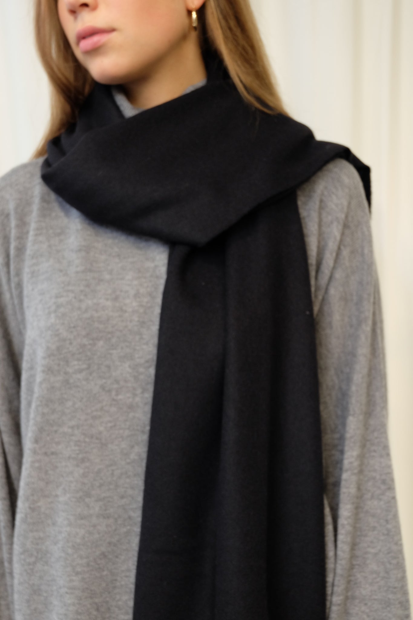 CASHMERE WOOL MAXI SCARF IN BLACK