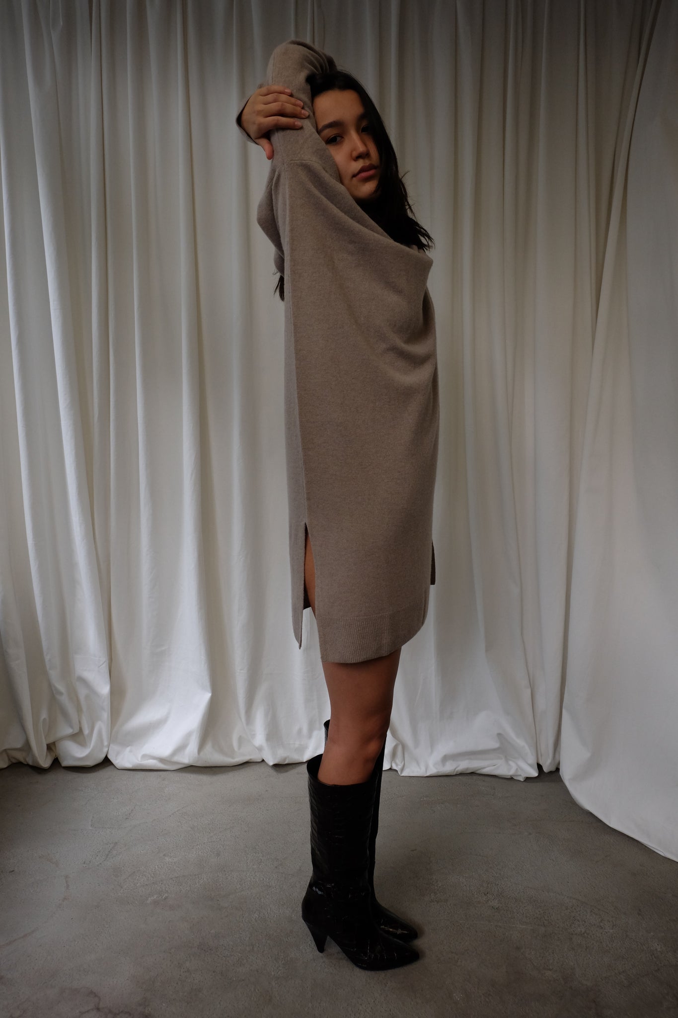 KNITTED DRESS IN WARM GREY