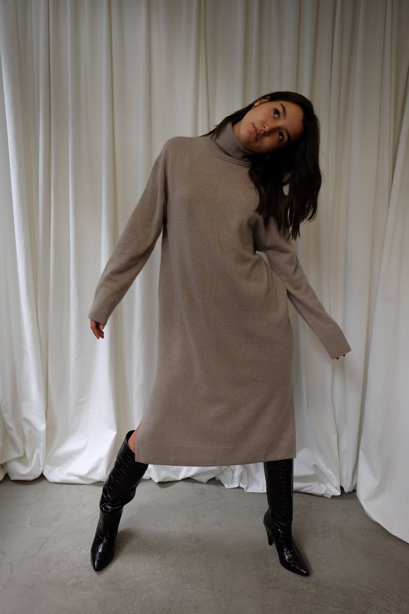 KNITTED DRESS IN WARM GREY