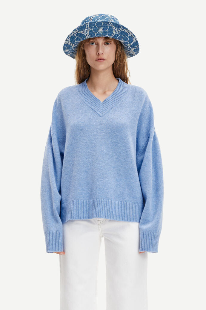 Oversized knitted V neck sweater in serenity