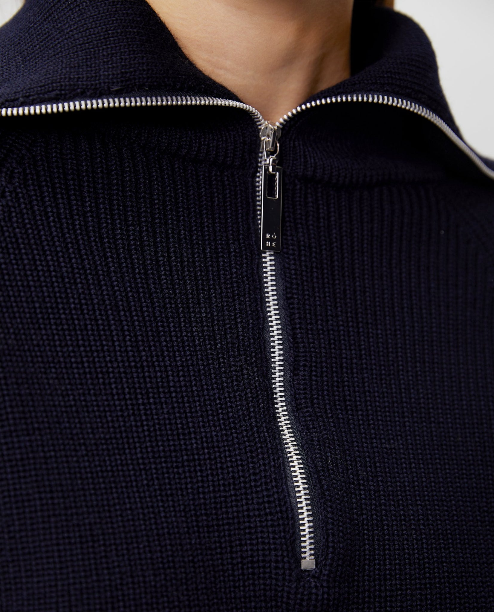 CARRY PULLOVER IN NAVY BY RÓHE