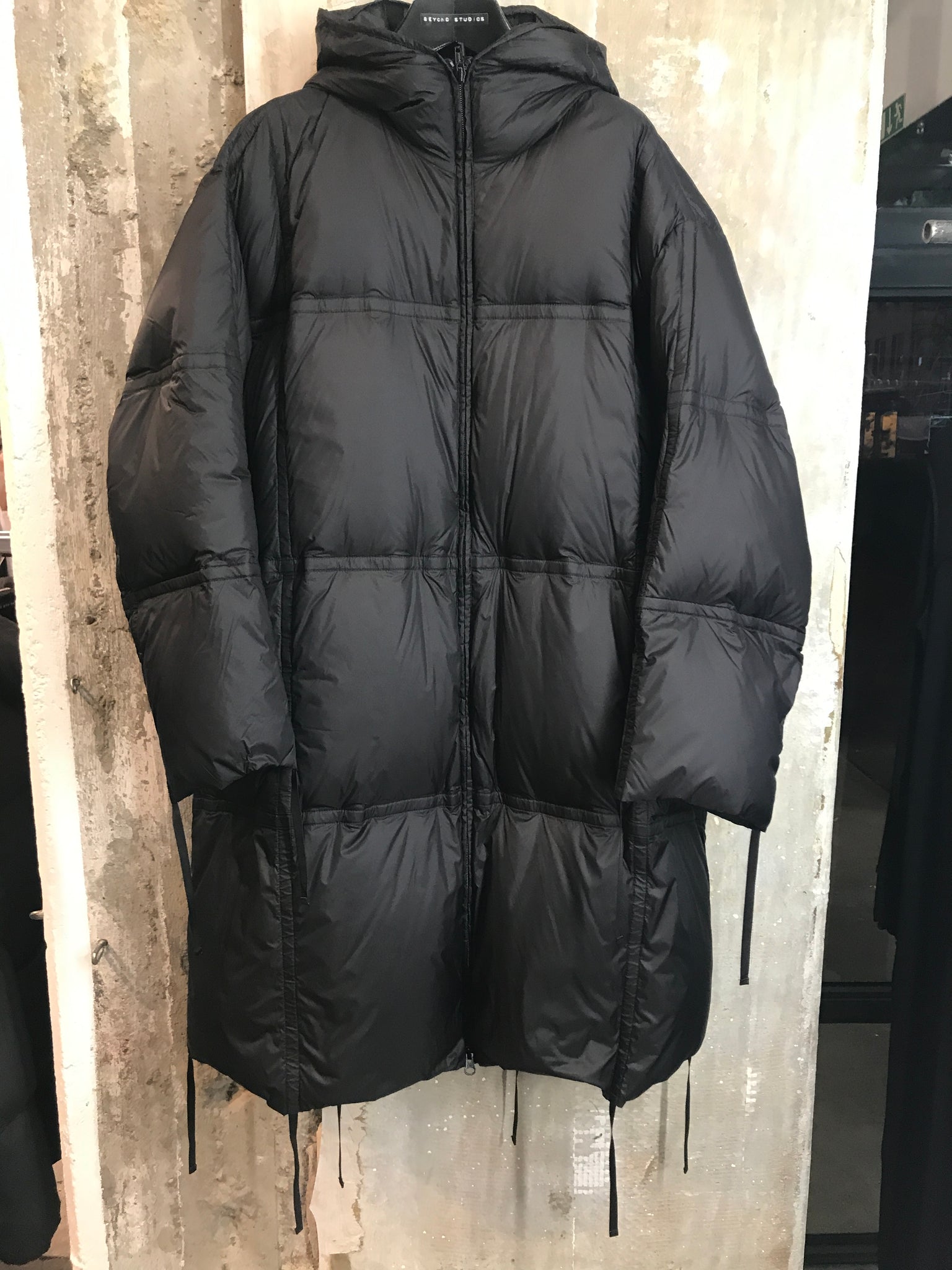 PUFFER JACKET WITH STRING DETAILS IN BLACK