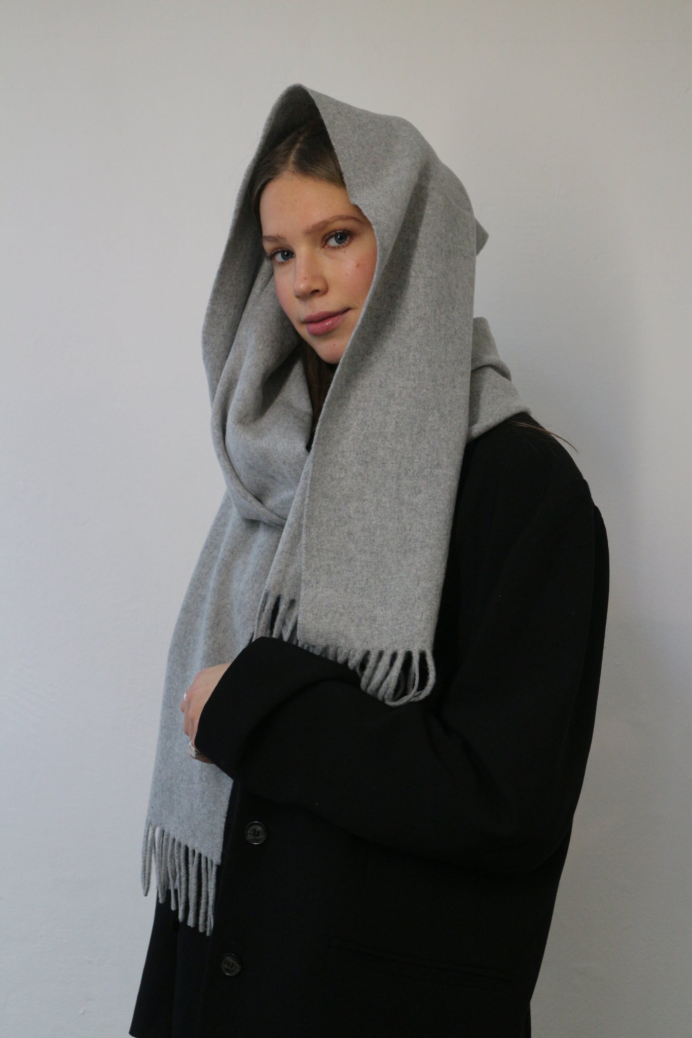 CASHMERE WOOL MAXI SCARF IN GREY