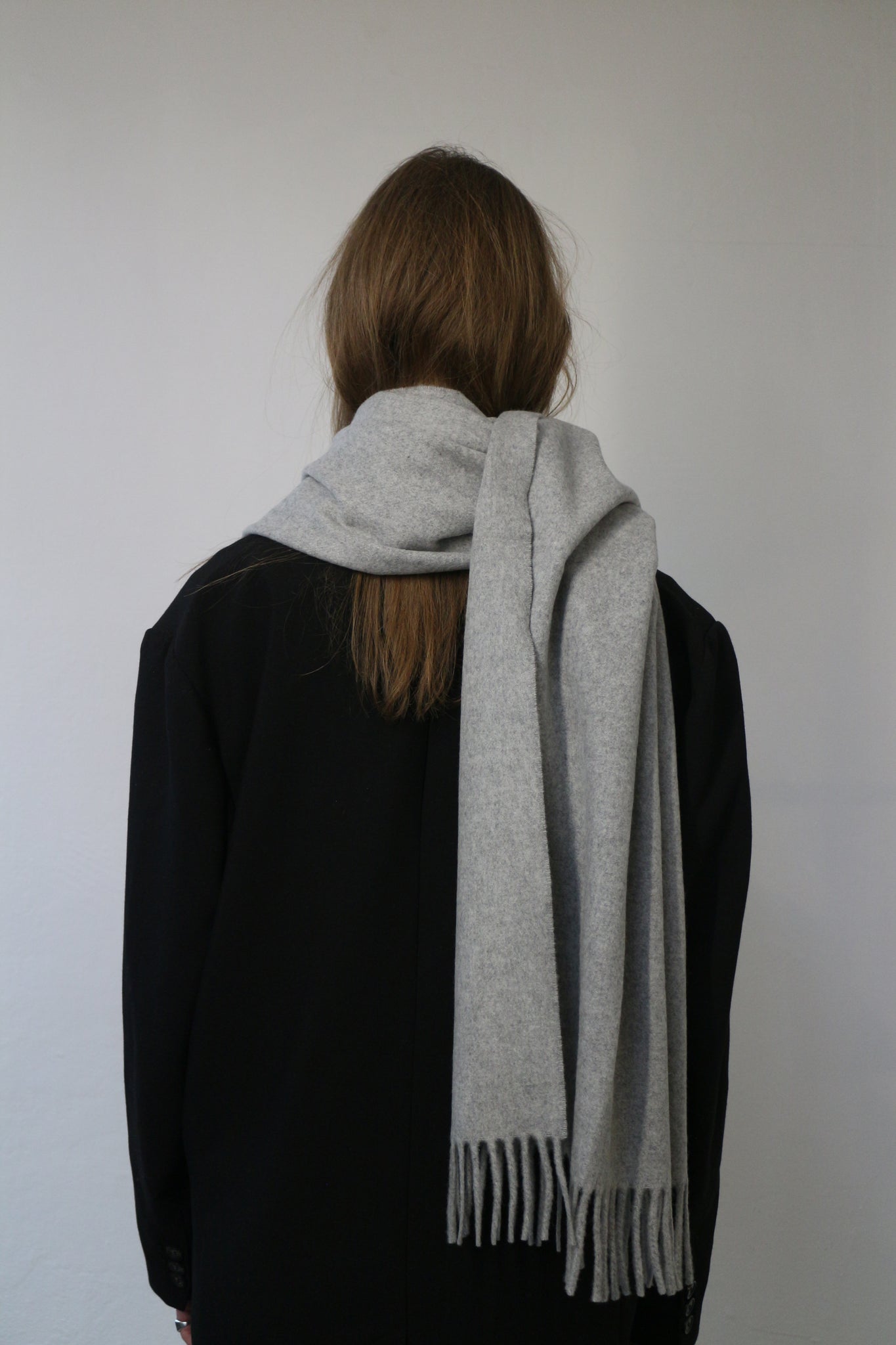 CASHMERE WOOL MAXI SCARF IN GREY