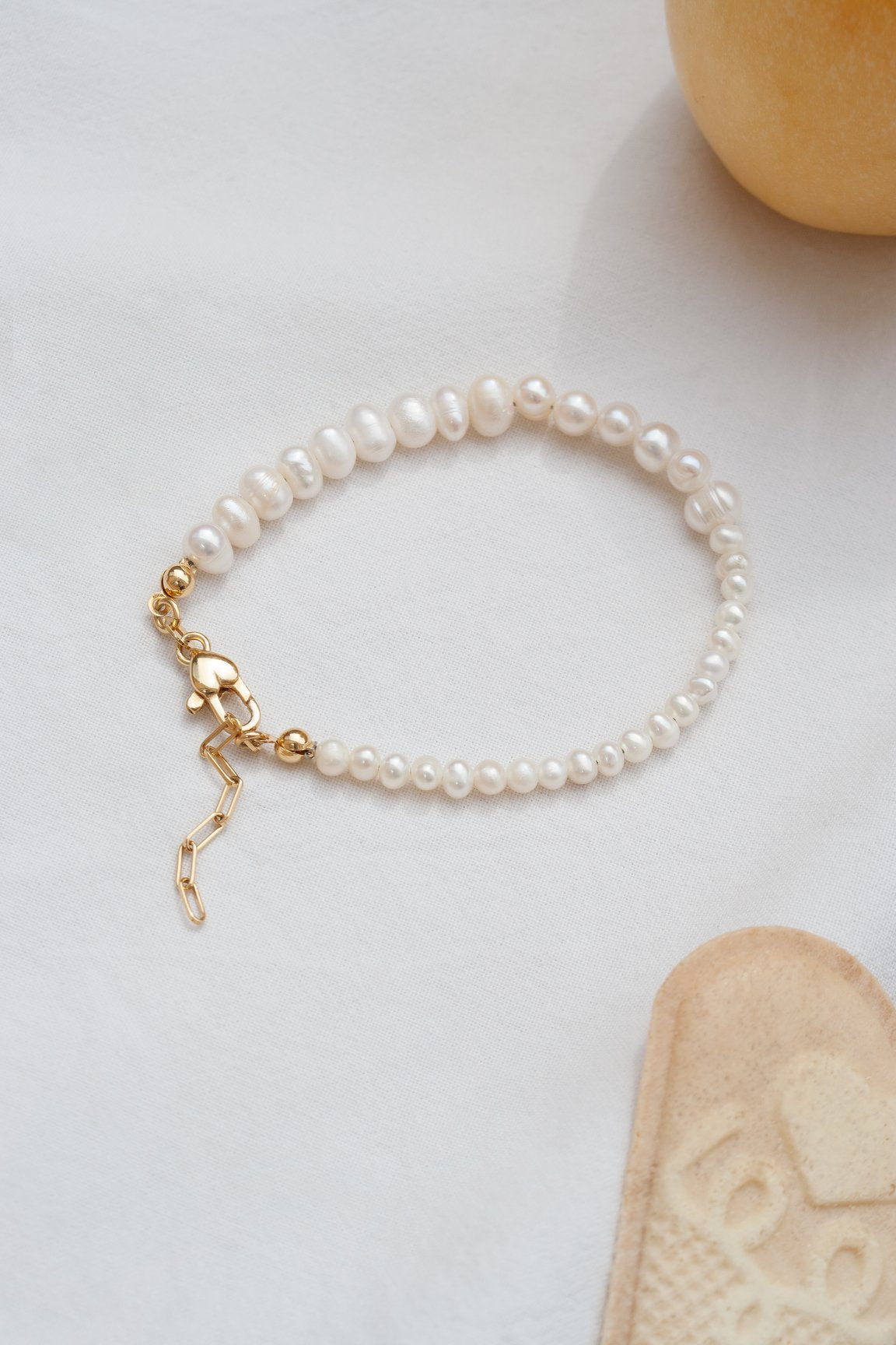 FRESHWATER PEARLS BRACELET WITH GOLD DETAIL